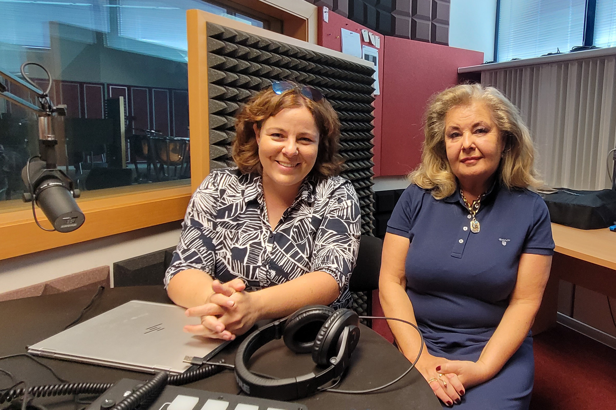 Podcast Opera Viva! #34: Odborníčka na protokol Mária Holubová: „Galantné správanie nič nestojí.“ Podcast Opera Viva! #34: Odborníčka na protokol Mária Holubová: „Galantné správanie nič nestojí.“
