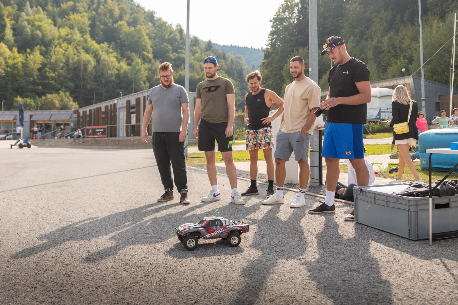 Z kancelárie rovno do tajchu: váš teambuilding bude stáť za to