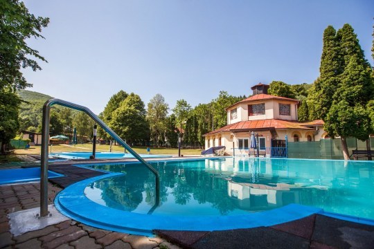 Čo vidieť v Sklených Tepliciach? Historické zaujímavosti a prírodné krásy